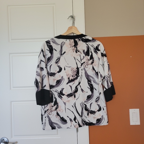 Zara Abstract Floral Quarter Sleeve Blouse - Picture 3 of 4